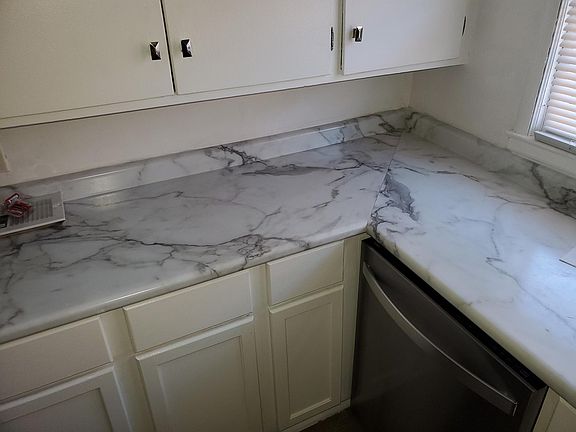 4th image of 922 Vincent Ave N