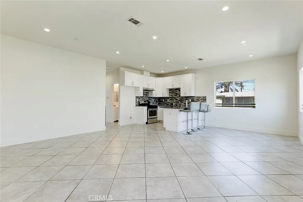 2 bed, 900 sqft, $2,700 — Photo 1