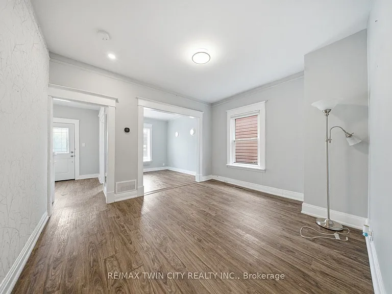 76 N Grey St E — Photo 8