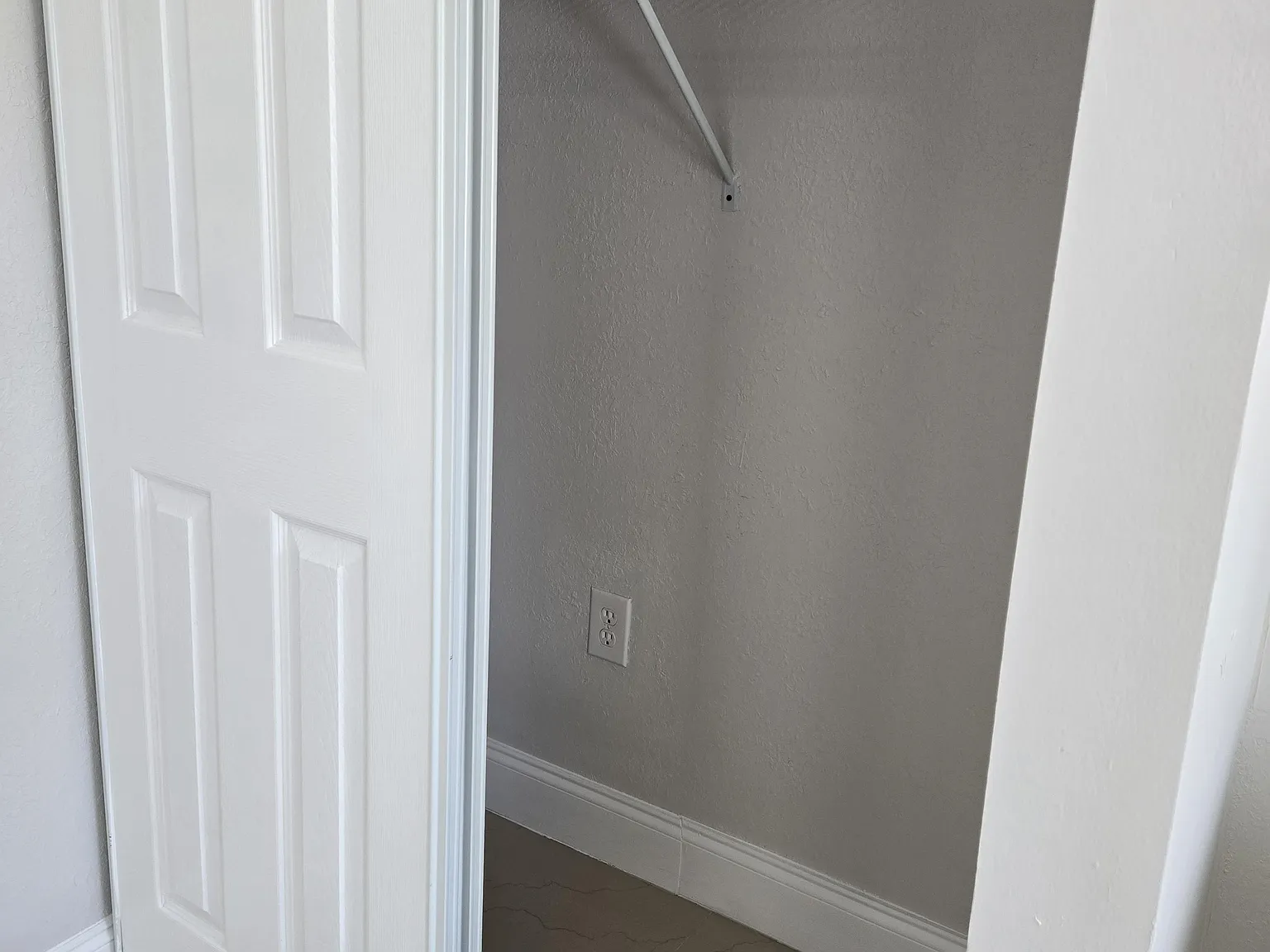 4 bed, 2.0 bath, 1200 sqft, $1,317 — Photo 3