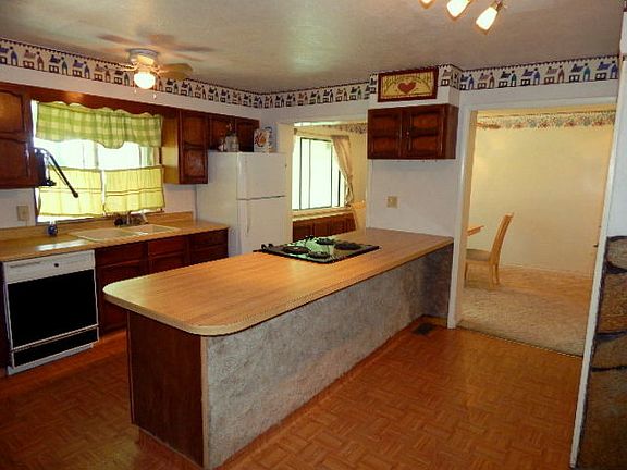 3rd image of 3615 E Geneva Dr