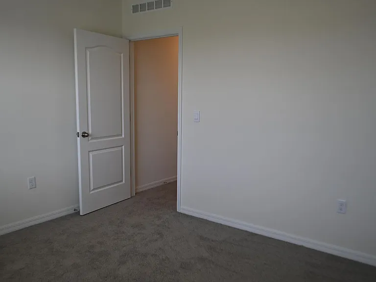 1341 Middle Lake Dr — Photo 33