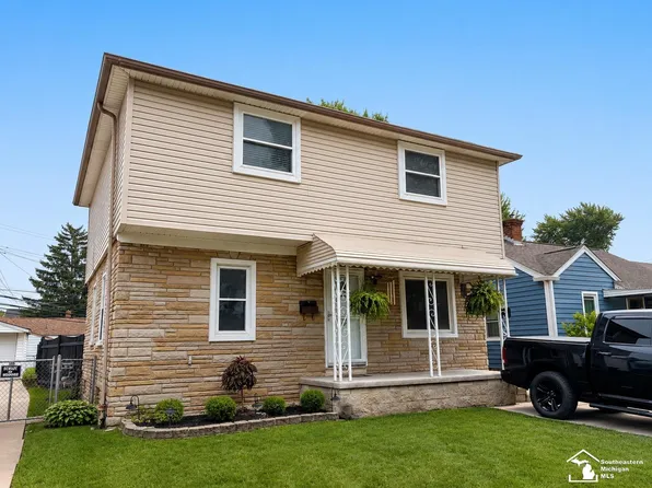 1099 Cora St, Wyandotte, MI 48192