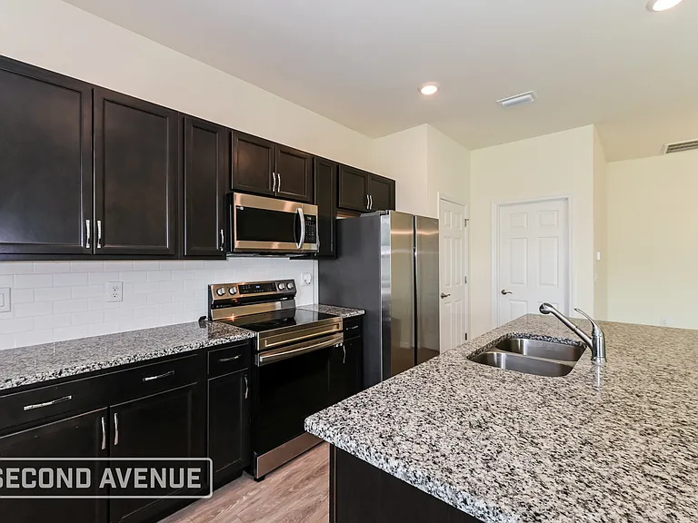 2728 NE 6th Pl — Photo 5