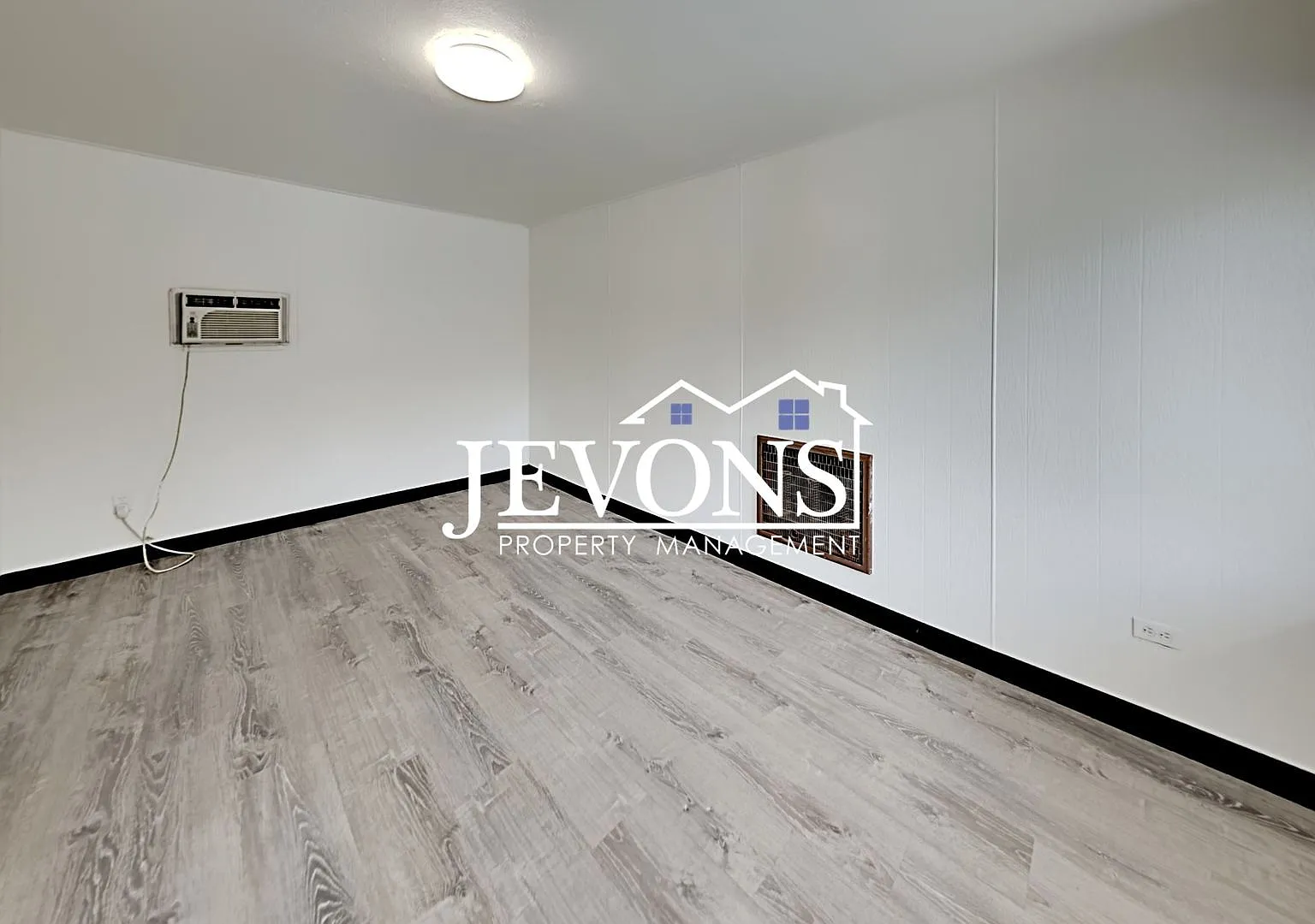 Spacious 3-Bedroom Home in Yakima with Fenced Yard & Driveway Parking — Photo 4