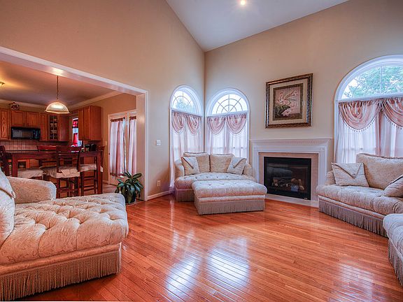 4th image of 83 Country Manor Dr