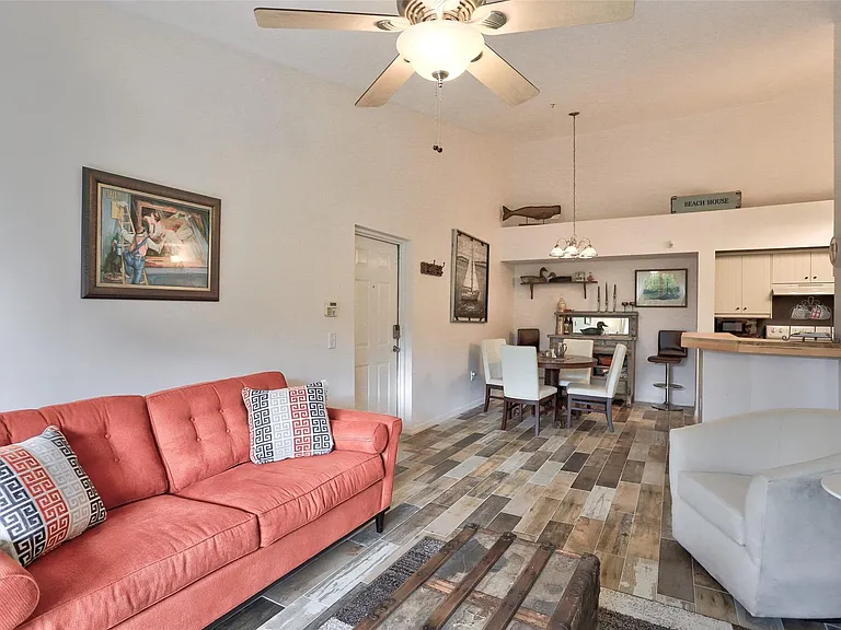 322 Villa Cir #322 — Photo 2