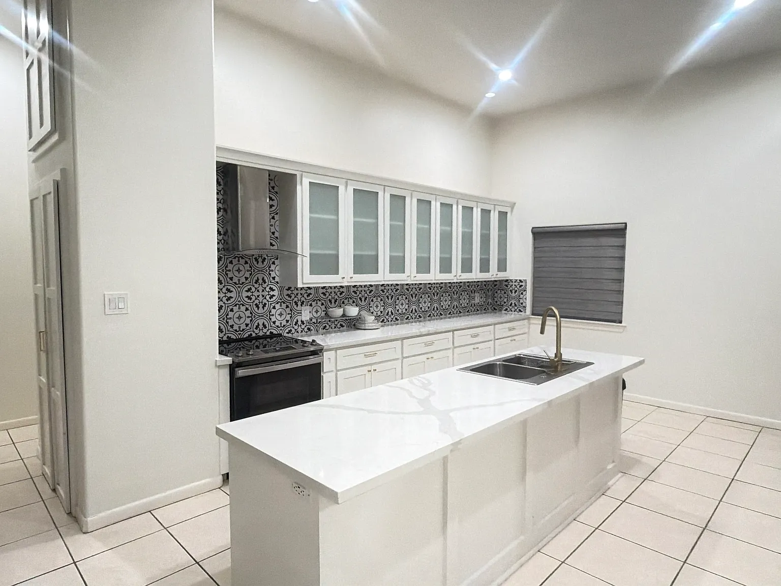 3 bed, 3.5 bath, 2606 sqft, $2,700 — Photo 3