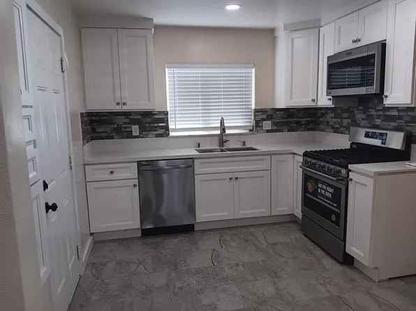 16135 Pine St, Hesperia, CA 92345