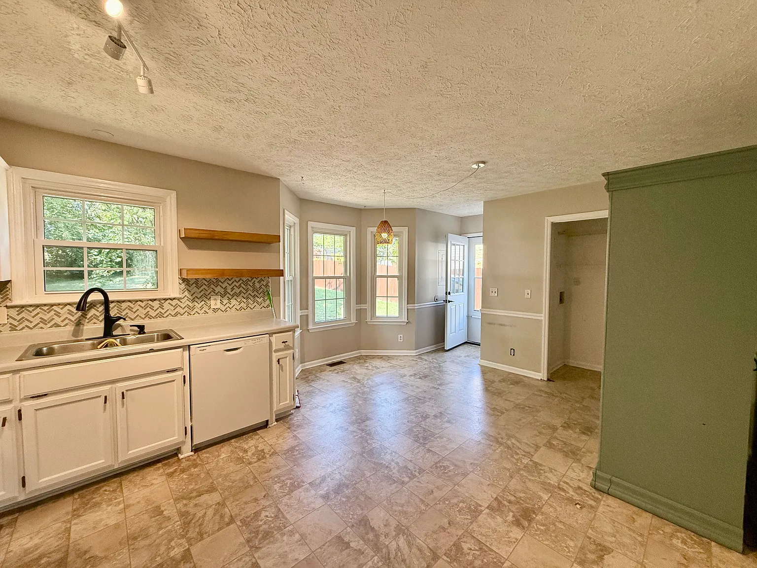 3 bed, 1502 sqft, $2,100 — Photo 4