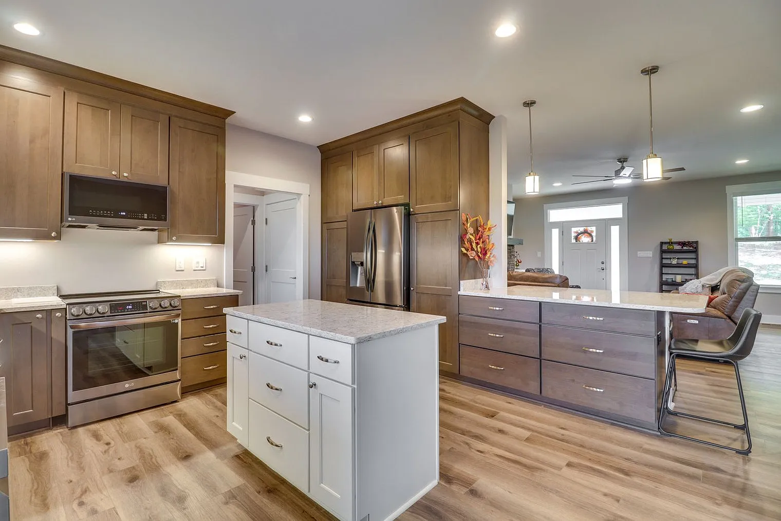3 bed, 2.0 bath, 1614 sqft, $3,290 — Photo 3