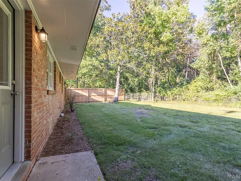 221 Moncrief St — Photo 21