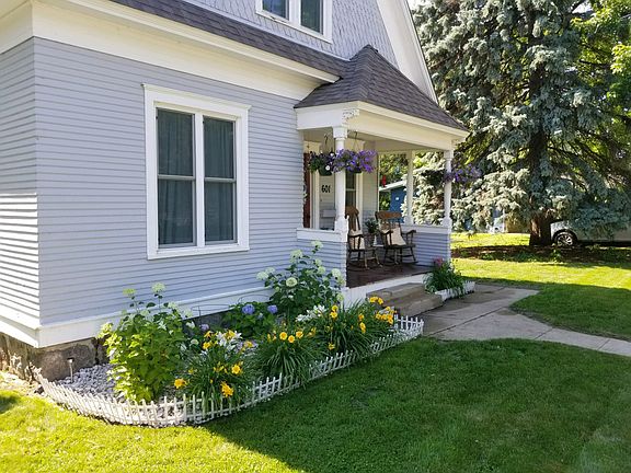 3rd image of 601 2nd Ave NW