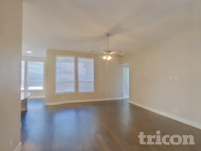 1008 Faringdon Dr — Photo 2