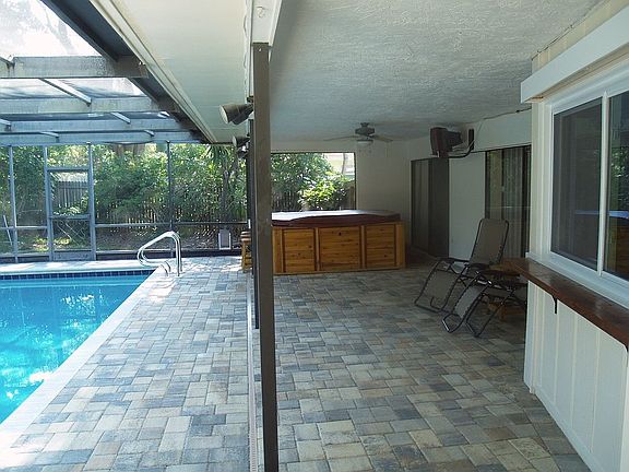 3rd image of 1526 Glen Hollow Ln S