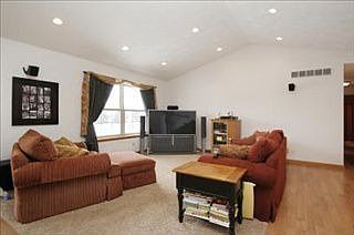 4th image of 122 Kensington Cir