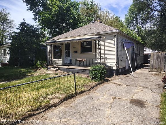 2nd image of 24806 Frisbee St