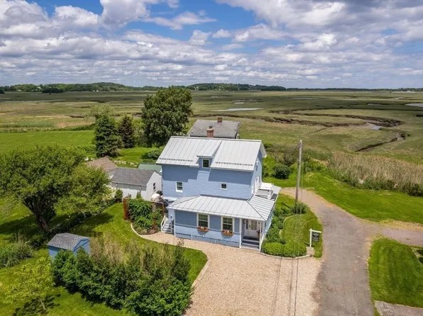 8 Hardy Ln, Essex, MA 01929