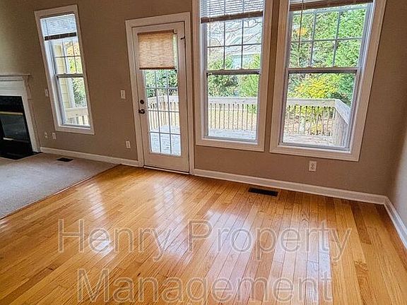 5th image of 404 Acorn Falls Ct