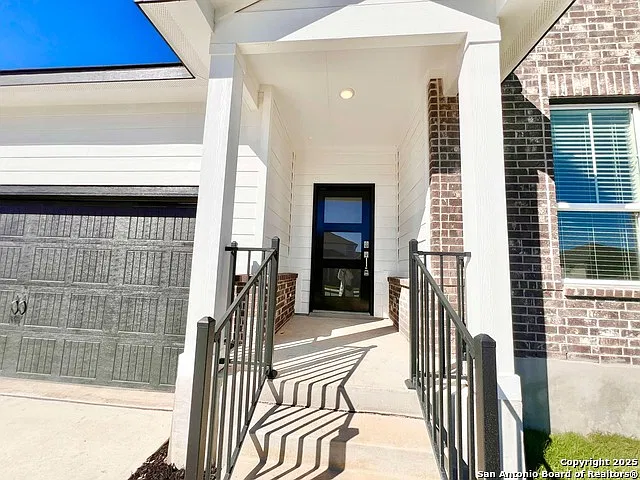 4 bed, 3.0 bath, 1917 sqft, $2,095 — Photo 2