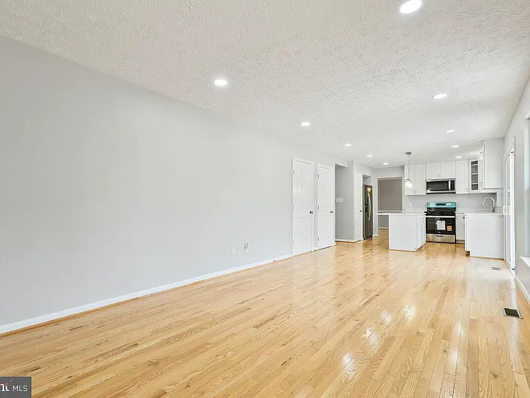 7802 Shallowbrook Ct — Photo 3