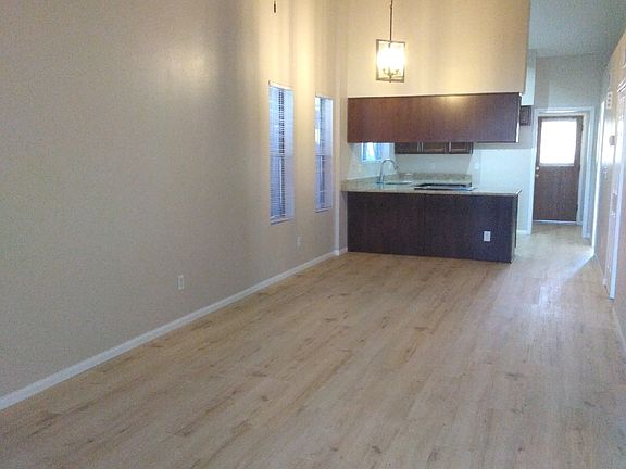 4th image of 439 S 33rd Pl