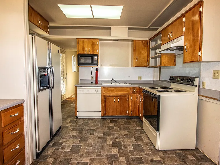 550 Eastwood Pl — Photo 6