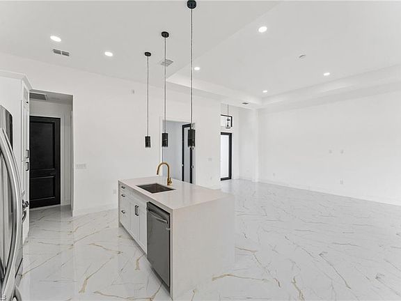 5th image of 471 Long AVE S