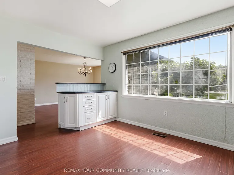 314 The Queensway S — Photo 10