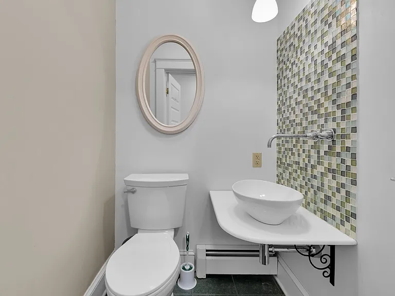42 E Wall St — Photo 22