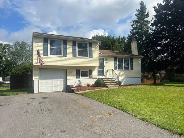 8424 Falcon Dr, Liverpool, NY 13090