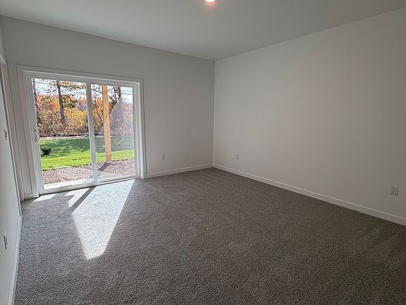 5th image of 61 Basswood St