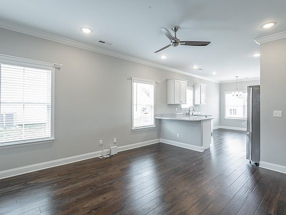 4th image of 611 Bellingham Dr NE