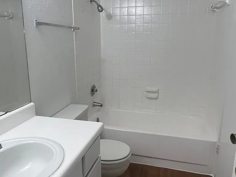 Emerald Cove Apartments — Photo 128