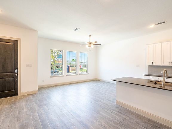 4th image of 6123 Blythe Dr