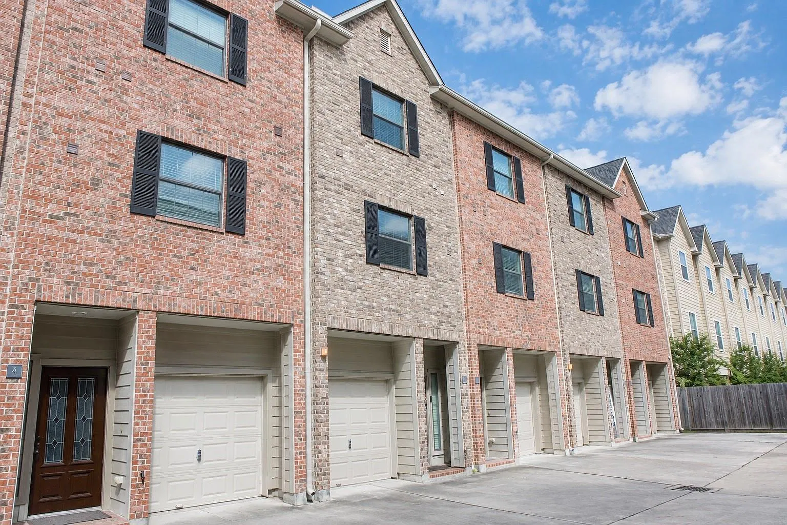 2 bed, 2.5 bath, 1424 sqft, $2,400 — Photo 1