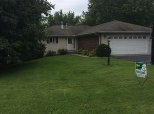 19723 Oakwood Dr, Bloomington, IL 61705