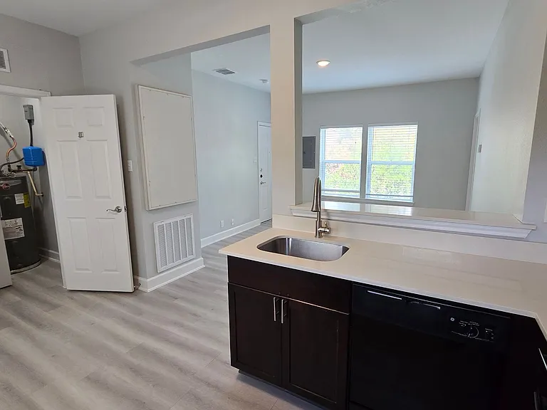503 W Kings Hwy — Photo 8