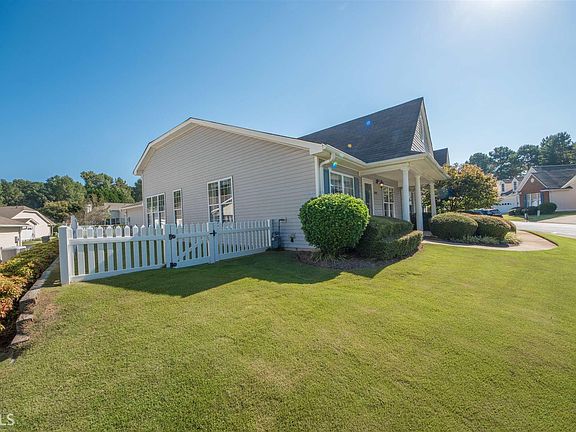 3rd image of 1029 Pinehurst Dr