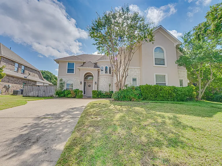14 Center Ct — Photo 2