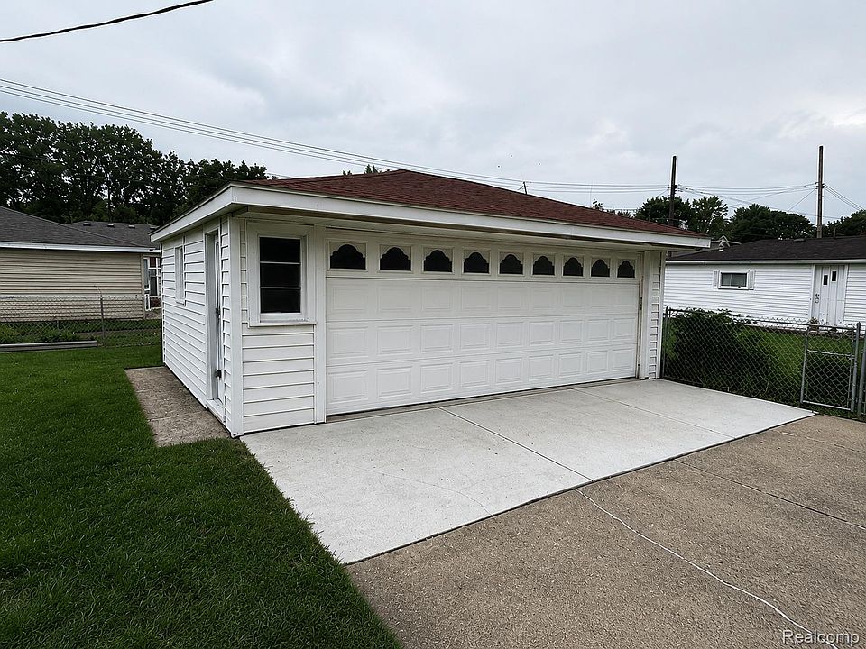 24857 Champaign St, photo 6