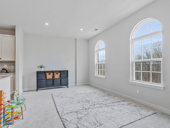 2nd image of 10910 Presidential Pkwy