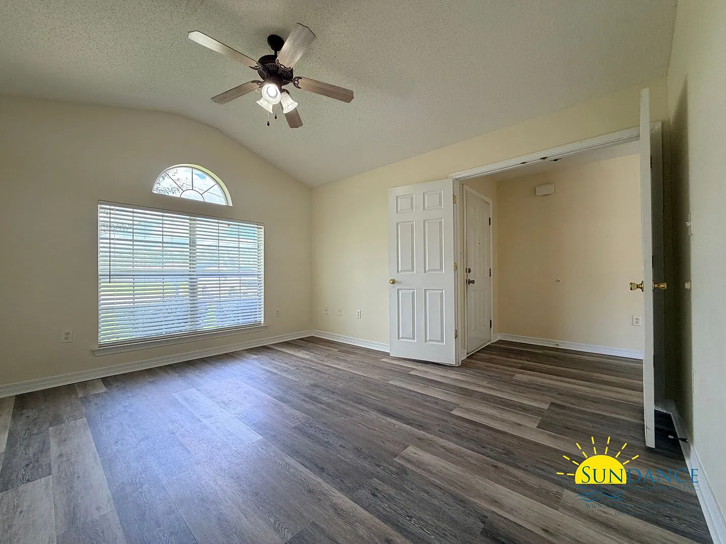 Charming 3-Bedroom + BONUS room in central Navarre! — Photo 3