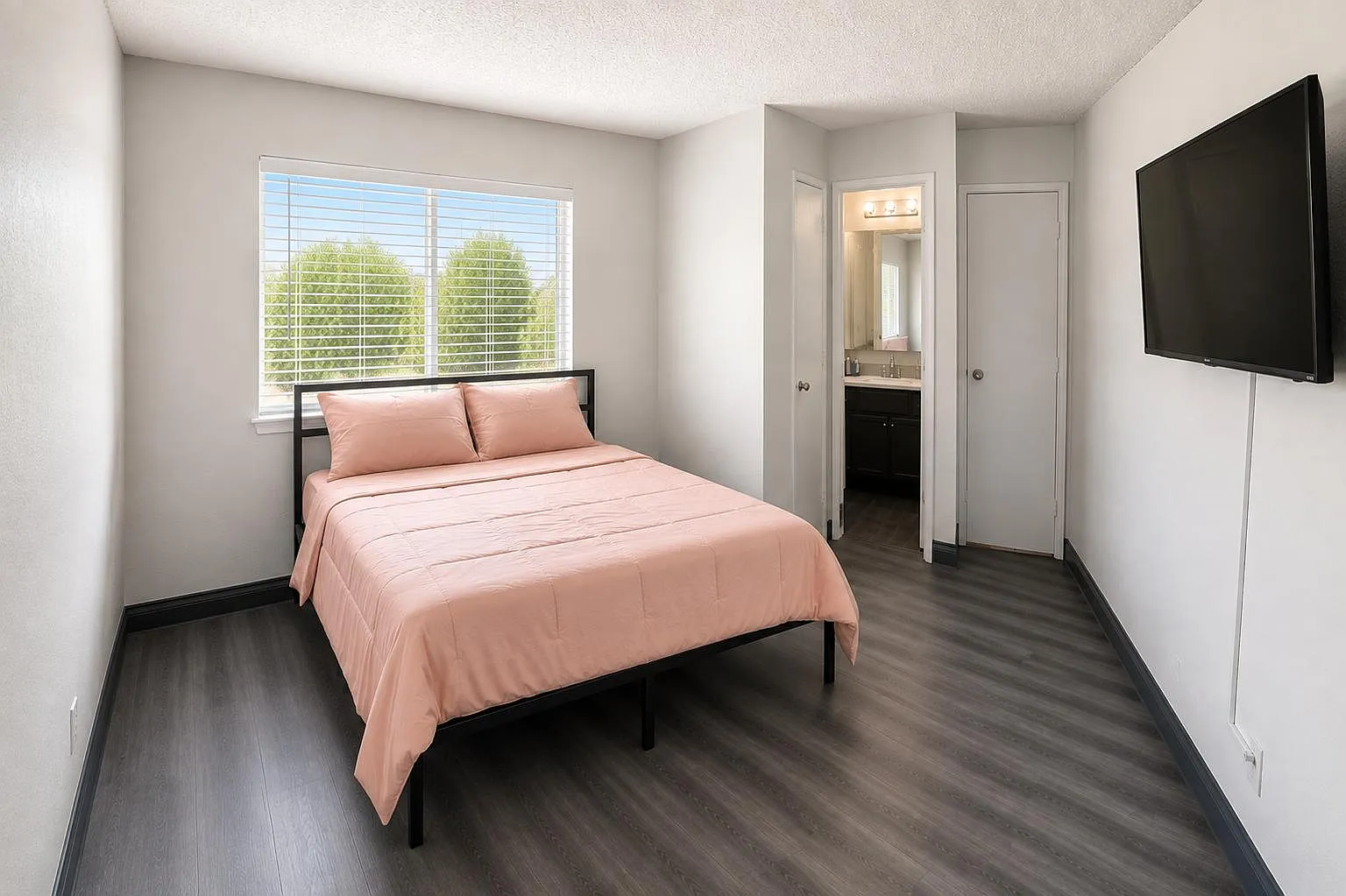 4 bed, 2.0 bath, 1200 sqft, $1,048 — Photo 1