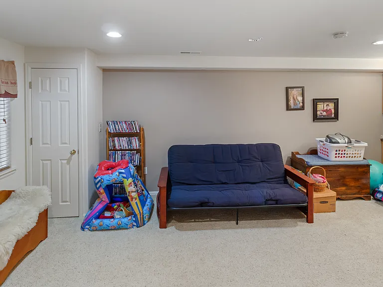 420 Hudson Ct — Photo 28