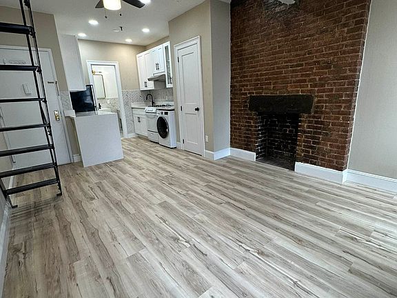 3rd image of 407 W 39th St APT 5