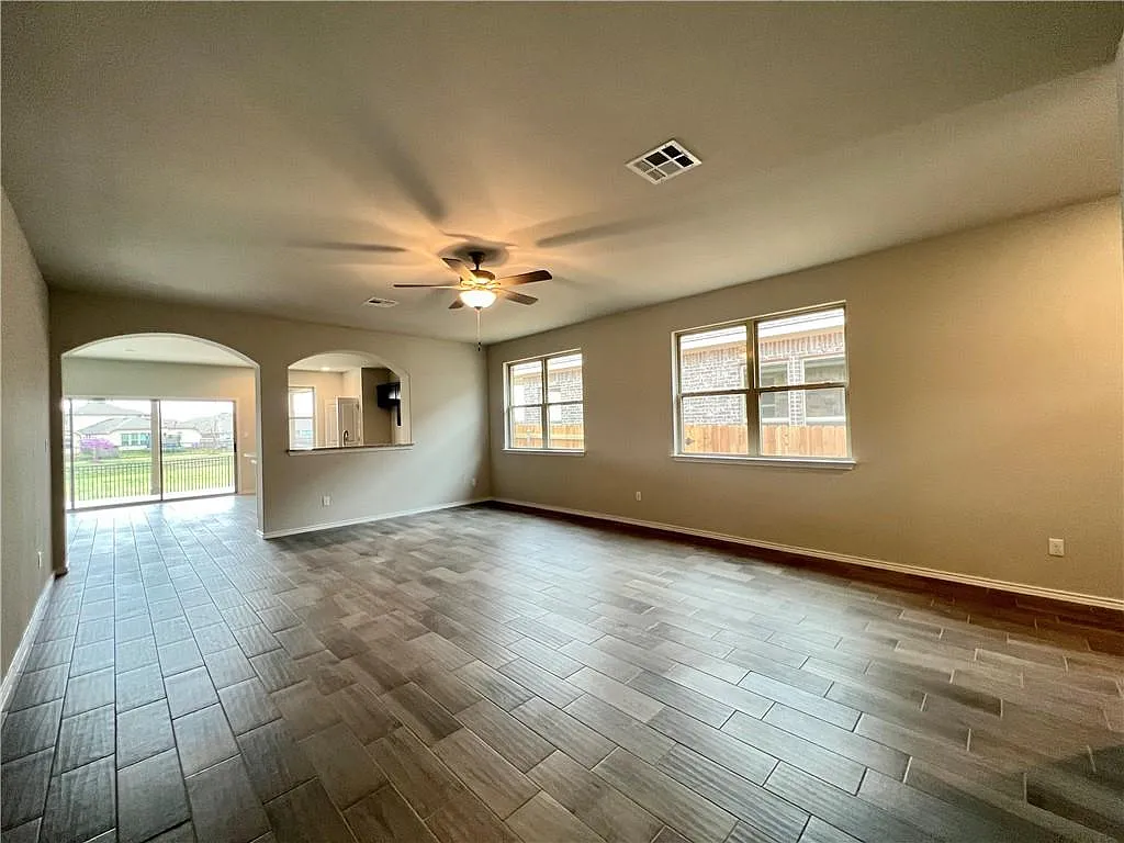 3 bed, 2.0 bath, 2054 sqft, $2,500 — Photo 3