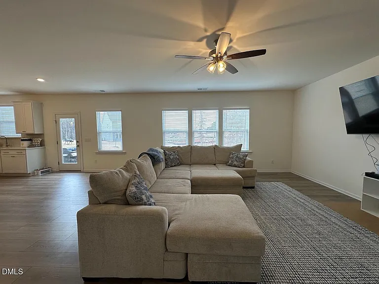 407 Auburndale Ct — Photo 8