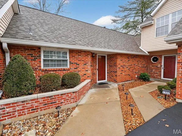 1300 Tahoe Valley Ct, Ballwin, MO 63021