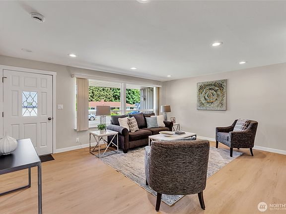 3rd image of 952 165th Avenue SE